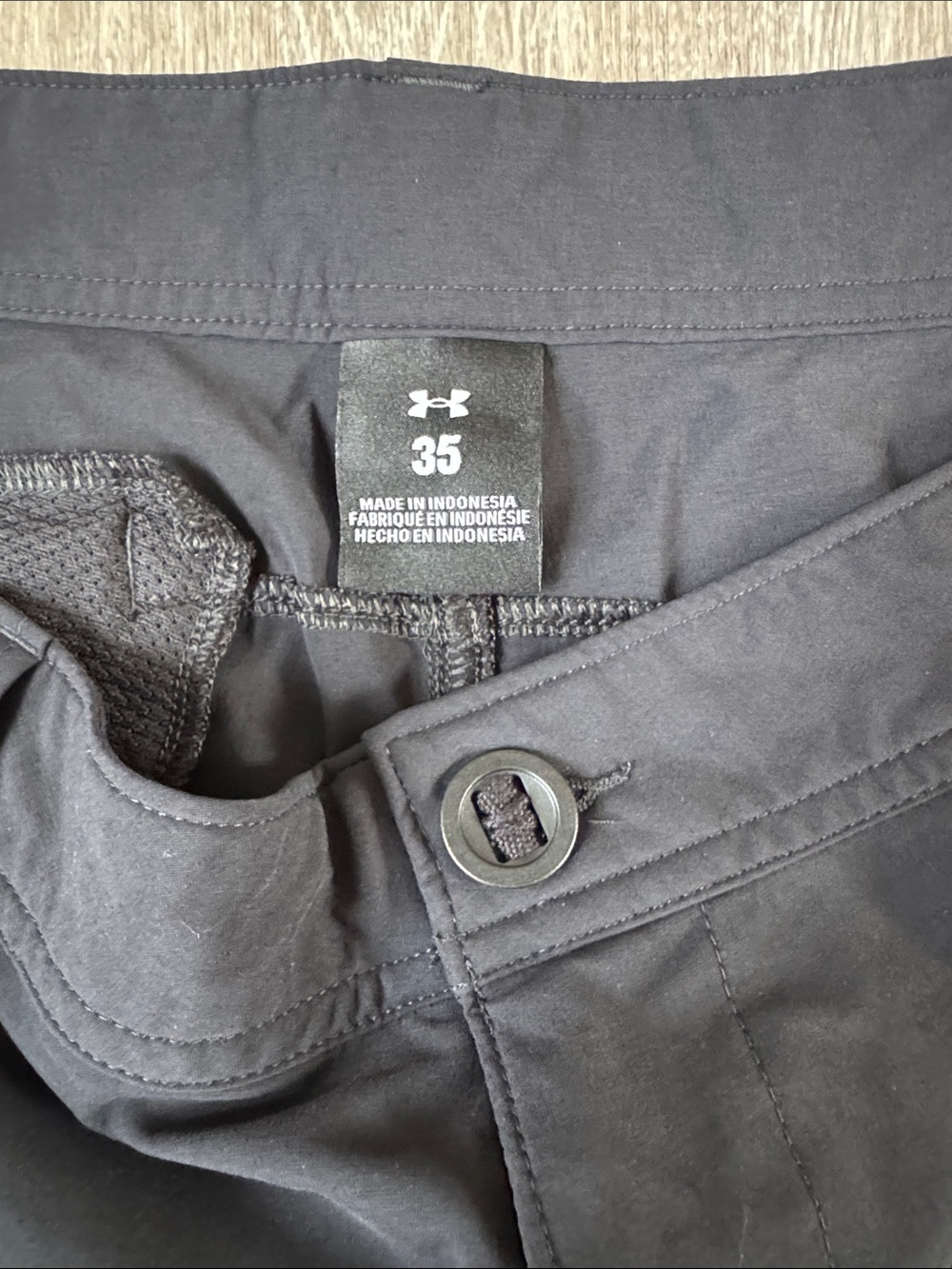 Under Armour Men's Black Cargo Shorts - Lightweight Active Wear - Picture 2 of 3